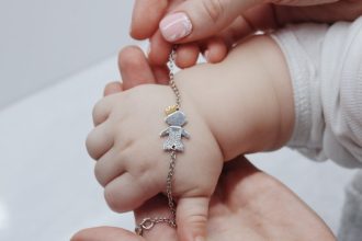Pourquoi privilégier l’or 18 carats pour les bijoux des tout-petits ?