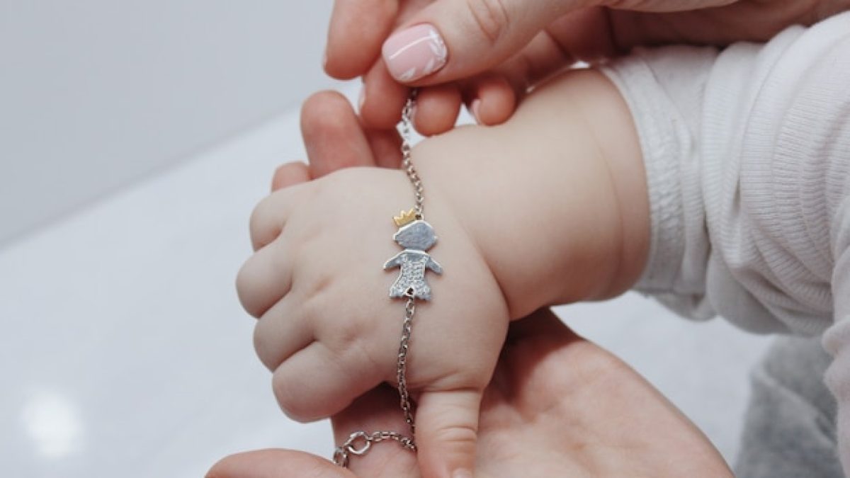 Pourquoi privilégier l’or 18 carats pour les bijoux des tout-petits ?