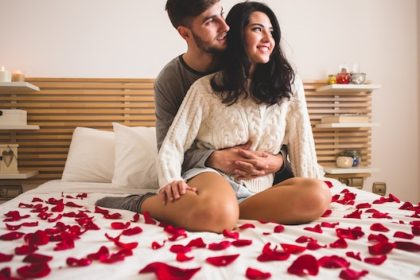 Soirée coquine à la maison : astuces pour surprendre votre partenaire