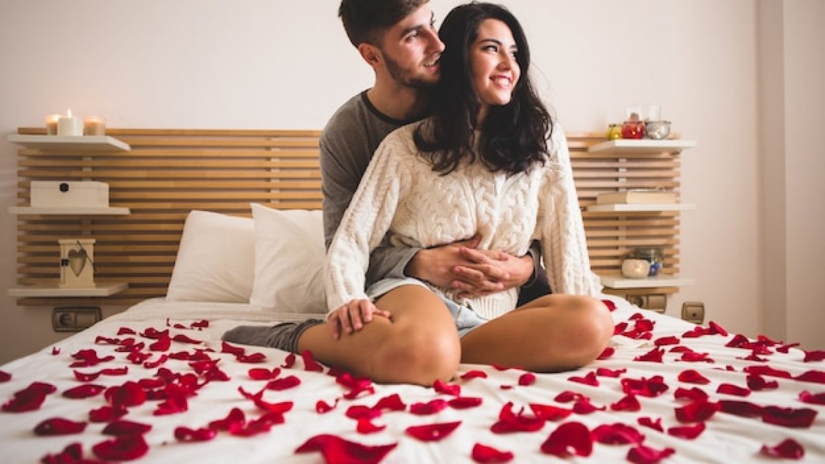 Soirée coquine à la maison : astuces pour surprendre votre partenaire